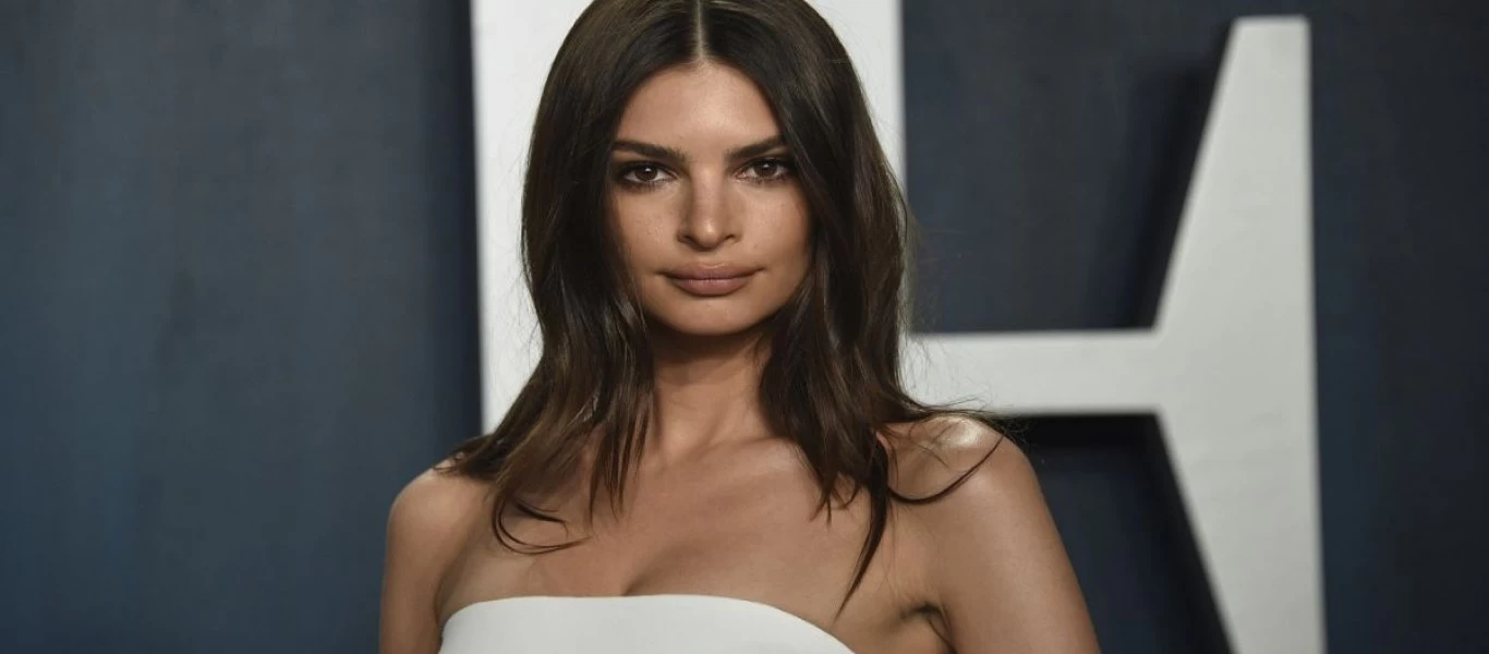 Emily Ratajkowski: Ποιο είναι το ελληνικό νησί που την έχει ξετρελάνει (φώτο)